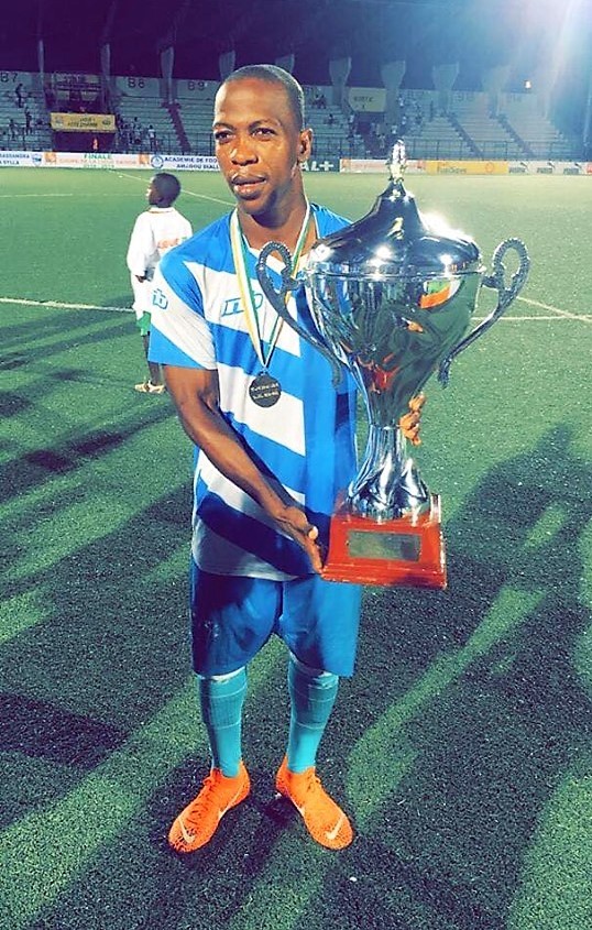 Kouamé N'Guessan Bi Noel (LYS FC) avec le trophée de la Coupe de la Ligue de Côte d'Ivoire