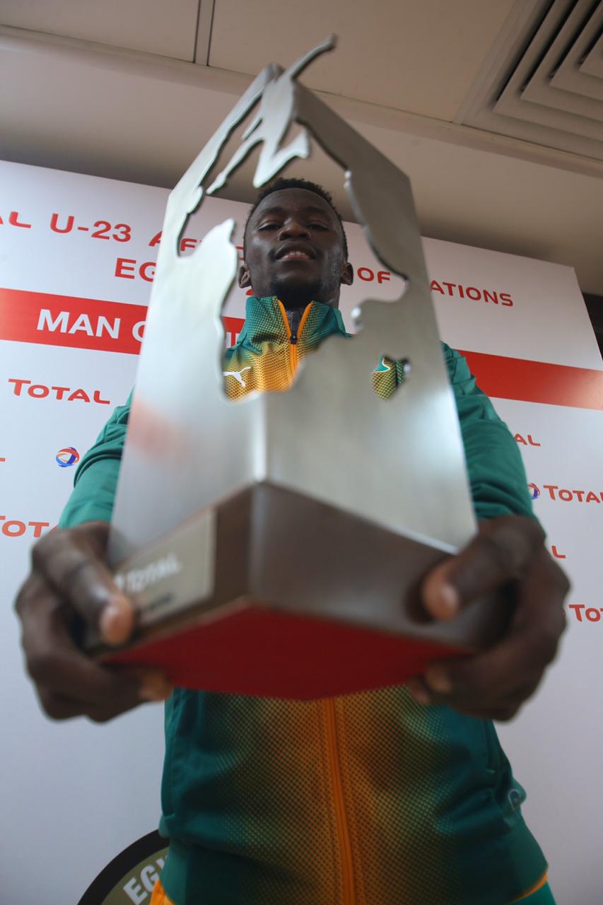 Dakoi Koffi Edgard et son trophée d'homme du match